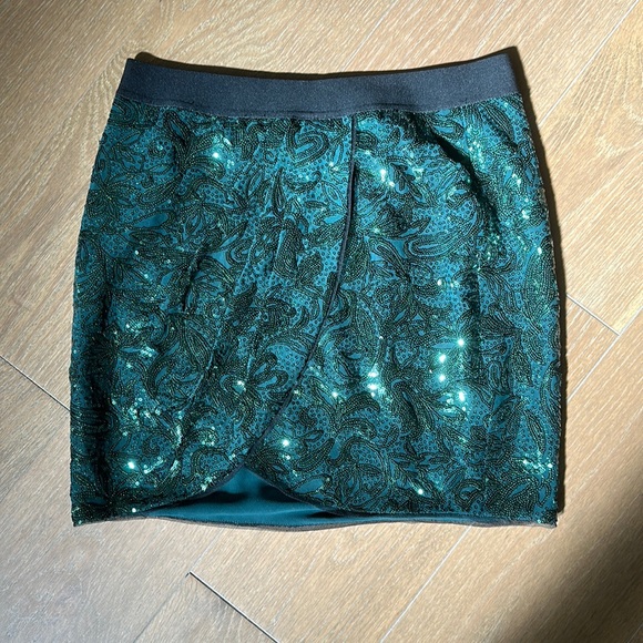 NWT Bcbgmaxazria sequin draped green skirt. Size S - Picture 1 of 6